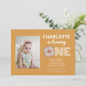 Retro Floral Daisy Erster Geburtstag Einladung (Stehend Vorderseite)