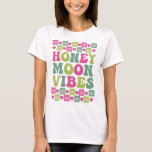 Retro Floral Honeymoon Vibes Bride T-Shirt<br><div class="desc">Diese Flitterwochenvillen in Braut-Shirt bieten einen Retro-Schriftart mit 70er Jahren und einer rosa grünen Farbgebung. Dieses Shirt ist das perfekte Geschenk für eine Braut,  die am Brautparty- oder Bachelorettenwochenende zu sein scheint,  damit sie es auf ihren Flitterwochen tragen kann.</div>