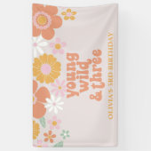 Retro Floral Young Wild Drei Geburtstage Banner (Vertikal)