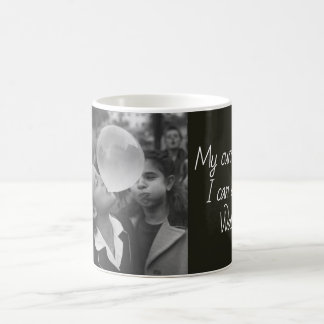 Retro-Foto von Kindern mit Kaugummi und positiver  Kaffeetasse