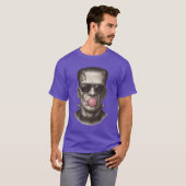 Retro-Frankenstein-Monster bläst einen Bubble Gum- T-Shirt (Vorne ganz)