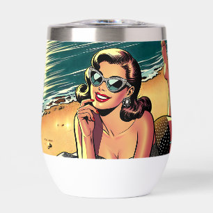Retro-Frau am Strand beim Lesen eines Modemagazins