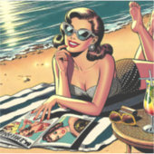 Retro-Frau am Strand beim Lesen eines Modemagazins Aufkleber (Vorderseite)