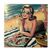 Retro-Frau am Strand beim Lesen eines Modemagazins Fliese (Vorderseite)