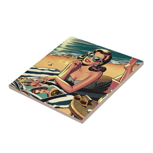 Retro-Frau am Strand beim Lesen eines Modemagazins Fliese (Seite)