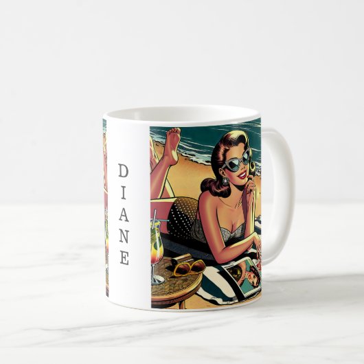 Retro-Frau am Strand beim Lesen eines Modemagazins Kaffeetasse (VorderseiteRechts)