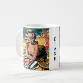 Retro-Frau am Strand beim Lesen eines Modemagazins Kaffeetasse (Vorderseite Links)