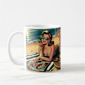 Retro-Frau am Strand beim Lesen eines Modemagazins Kaffeetasse (Links)
