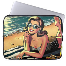 Retro-Frau am Strand beim Lesen eines Modemagazins