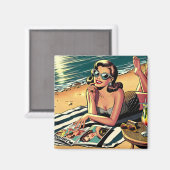 Retro-Frau am Strand beim Lesen eines Modemagazins Magnet (Vorderseite/Rückseite)
