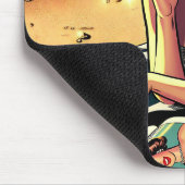 Retro-Frau am Strand beim Lesen eines Modemagazins Mousepad (Ecke)