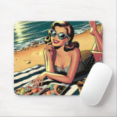 Retro-Frau am Strand beim Lesen eines Modemagazins Mousepad (Mit Mouse)