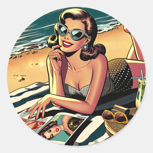 Retro-Frau am Strand beim Lesen eines Modemagazins Runder Aufkleber (Vorderseite)