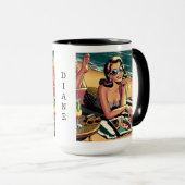 Retro-Frau am Strand beim Lesen eines Modemagazins Tasse (VorderseiteRechts)