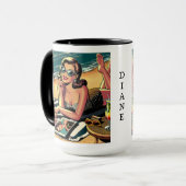 Retro-Frau am Strand beim Lesen eines Modemagazins Tasse (Vorderseite Links)
