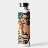 Retro-Frau am Strand beim Lesen eines Modemagazins Trinkflasche (Links)