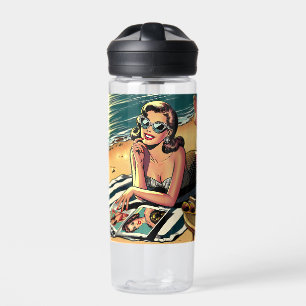 Retro-Frau am Strand beim Lesen eines Modemagazins Trinkflasche