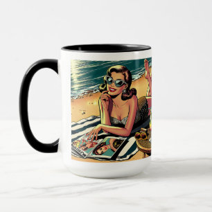 Retro-Frau am Strand liest ein Modemagazin Tasse