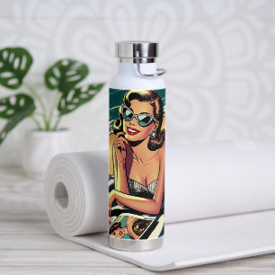 Retro-Frau am Strand liest eine Modezeitschrift Trinkflasche