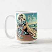 Retro-Frau aus den 50er Jahren am Strand Kaffeetasse (Links)