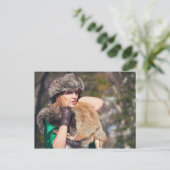 Retro-Frau im Winter Postkarte (Stehend Vorderseite)