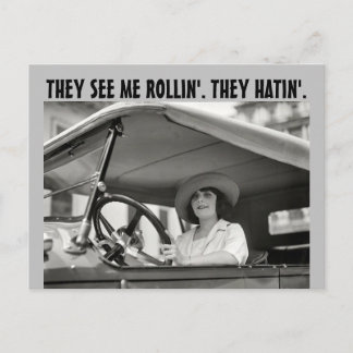 Retro-FRAU IN KLASSISCHEM AUTO FUNKY POSTKARTE