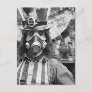 Retro-Frau mit Gasmaske auf einem Volksfest Postkarte