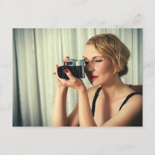 Retro-Frau mit Kamera Postkarte