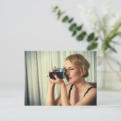 Retro-Frau mit Kamera Postkarte (Stehend Vorderseite)