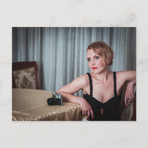 Retro-Frau mit Kamera Postkarte