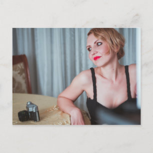 Retro-Frau mit Kamera Postkarte
