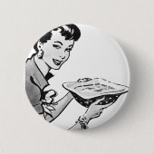 Retro Frau mit Zuhause gekochter Mahlzeit Button (Vorderseite)