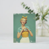 Retro-Frau sendet Liebe Postkarte (Stehend Vorderseite)