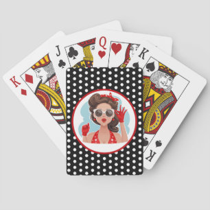 Retro-Frau spielt Karten Spielkarten