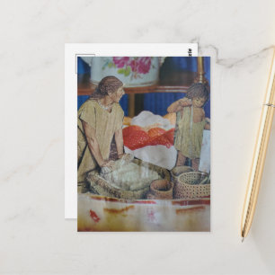 Retro-Frau und Kind im Erdbeer-Dessert Postkarte