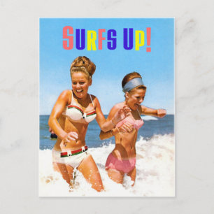 Retro-Frauen beim Surfen am Strand Postkarte