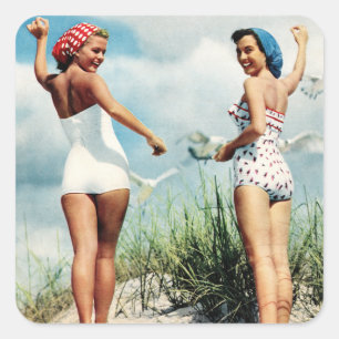Retro-Frauen der 60er Jahre beim Surfen auf dem St Quadratischer Aufkleber