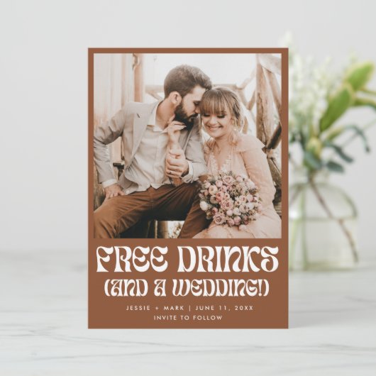 Retro Free Drinks Rost Terracotta Wedding Save The Date (Stehend Vorderseite)