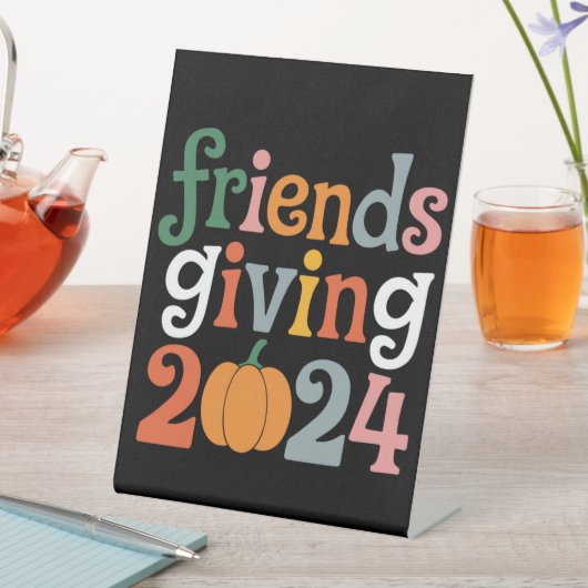 Retro Friends geben 2024 Erntedank fallen Sockelschild (In Situ)