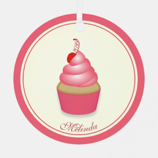 Retro Fun Pink Cupcake w Name Datum Ornament Aus Metall (Rückseite)