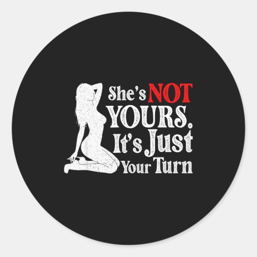 Retro Funny Sarcastic She Is Not Yours It Is Just  Runder Aufkleber (Vorderseite)
