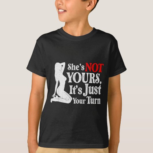 Retro Funny Sarcastic She Is Not Yours It Is Just T-Shirt (Vorderseite)