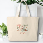 Retro Funny Simple Bridesmaid Bachelorette Geschen Jumbo Stoffbeutel<br><div class="desc">Mit unserem witzigen "Here come Brigde Squad" Taschendesign heben Sie Ihren Lieben einen Toast hoch. Diese Tasche ist mit dem individuellen Namen der Brautjungfrau der ideale Ort, um Ihren besondere Anlass stilvoll zu feiern. Dies ist eine einzigartige und persönliche Art, den Anlass zu markieren. Mit unserem benutzerfreundlichen Designwerkzeug können Sie...</div>