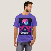 Retro-Futuristic Synthwave "EXPLORE" Desert Night T-Shirt (Vorne ganz)