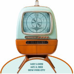 Retro-Futuristic TV Foto Frame Skulptur Freistehende Fotoskulptur<br><div class="desc">Schlagen Sie sich Ihr eigenes Foto direkt in das TV-Set und wechseln Sie die Beschriftung, um ein unvergessliches Geschenk für einen Hochzeitstag oder einen anderen besondere Anlass. Klicken Sie einfach auf "Diese Vorlage personalisieren", um Ihr Foto hochzuladen, und es wird im TV-Bildschirm mit Schatten und Highlights gedruckt, um ein realistisches...</div>