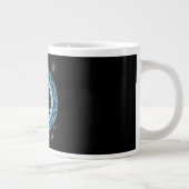 Retro-futuristische Digitaluhr Kunst Tasse (Rechts)