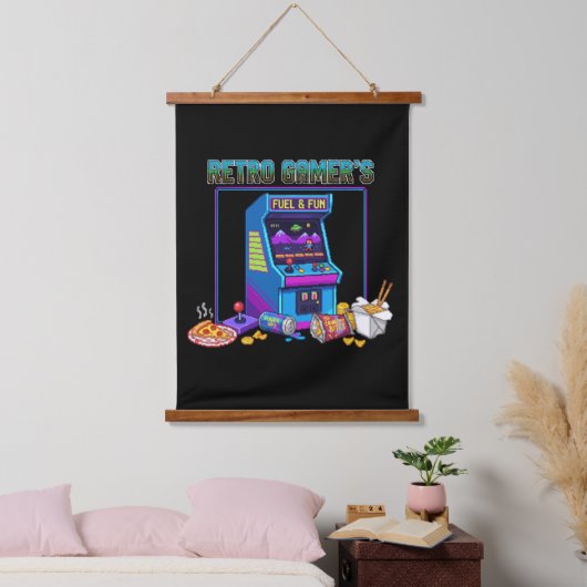 Retro Gamers Fuel & Fun | 8-Bit-Pixel-Arcade Wandteppich Mit Holzrahmen (Schlafzimmer)