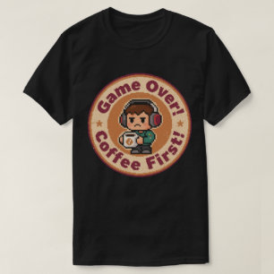 Retro-Gaming-Abzeichen_ Game Over_ Kaffee zuerst! T-Shirt