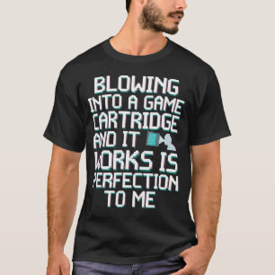 Retro-Gaming-Spieler pustet auf eine Spielkassette T-Shirt