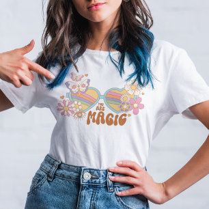 Retro-Gänseblümchen-, Regenbogen- und Schmetterlin T-Shirt